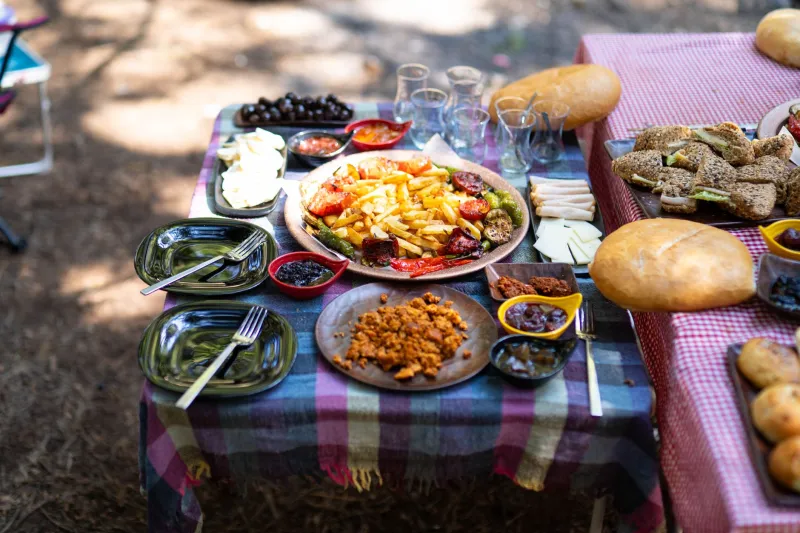 La mesa que nos une: Cómo cada plato caribeño lleva el alma de tres mundos